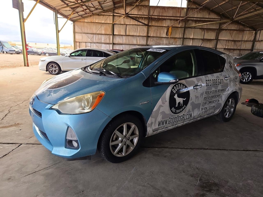Vue de 2013 TOYOTA PRIUS C FOUR, angle 1