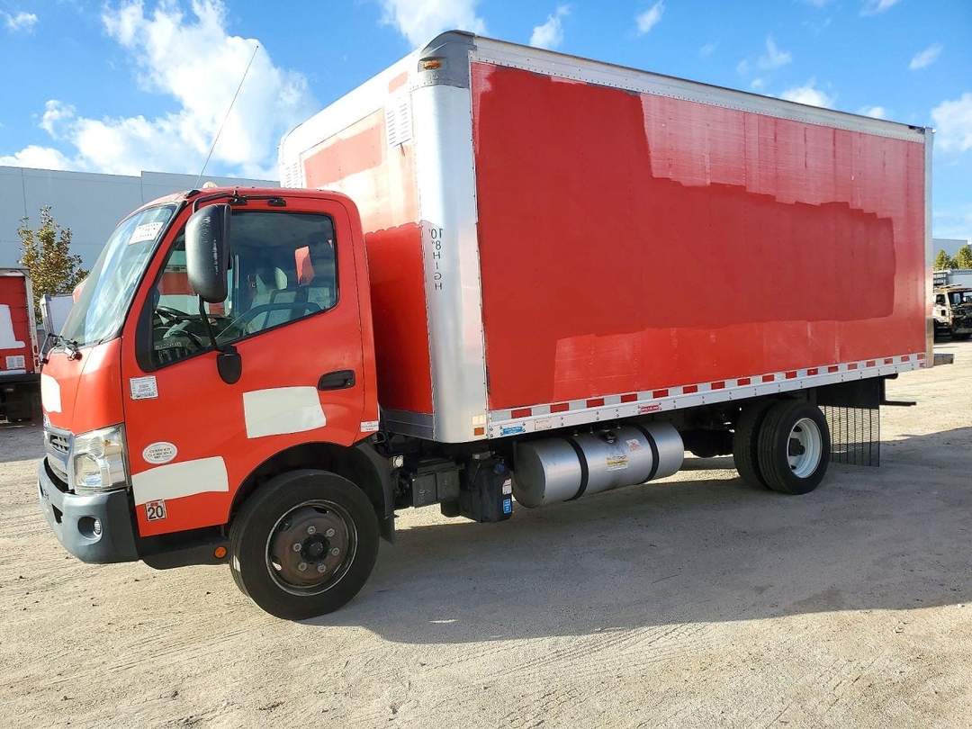 منظر 2017 HINO 195 BOX TRUCK، زاوية 1