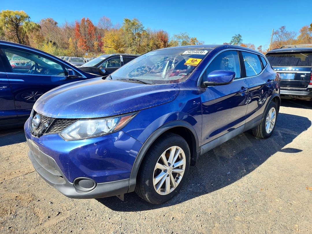 Vue de 2017 NISSAN ROGUE SPORT S, angle 1