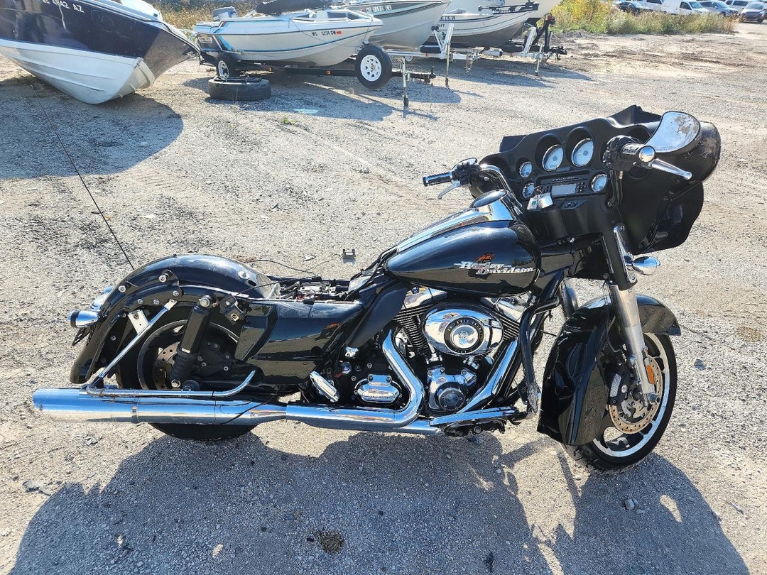 Vue de 2010 HARLEY-DAVIDSON FLHX, angle 1