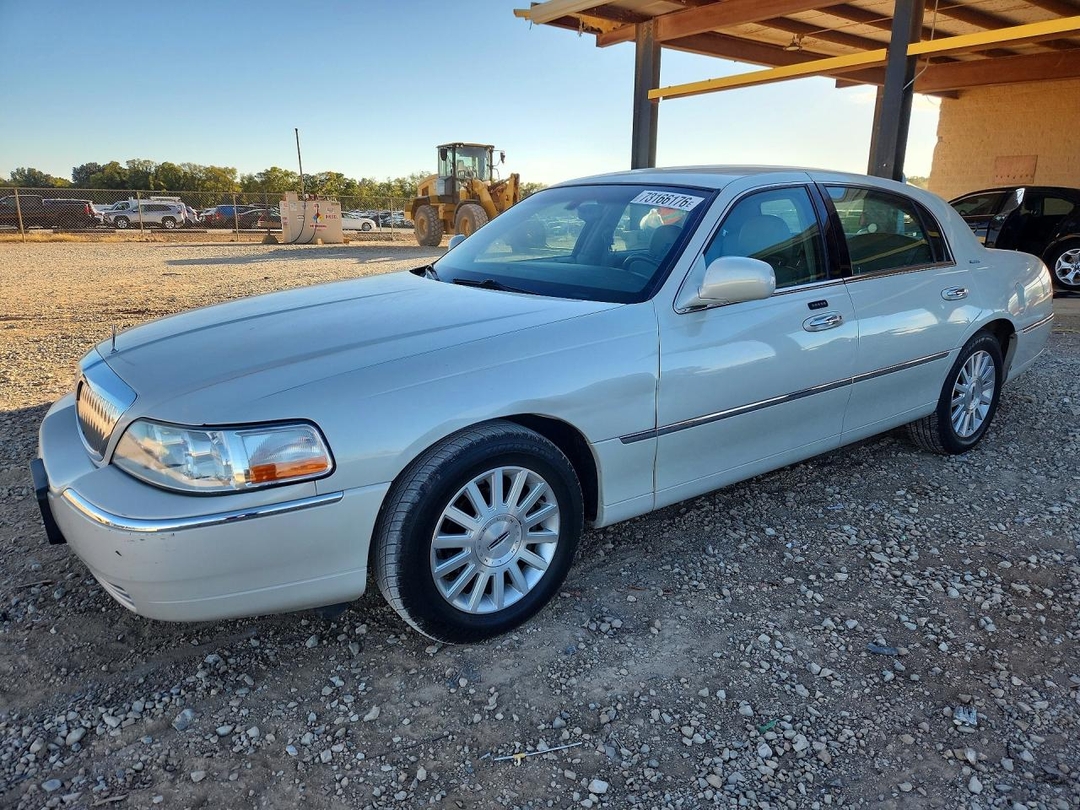Vue de 2004 LINCOLN TOWN CAR EXECUTIVE, angle 1