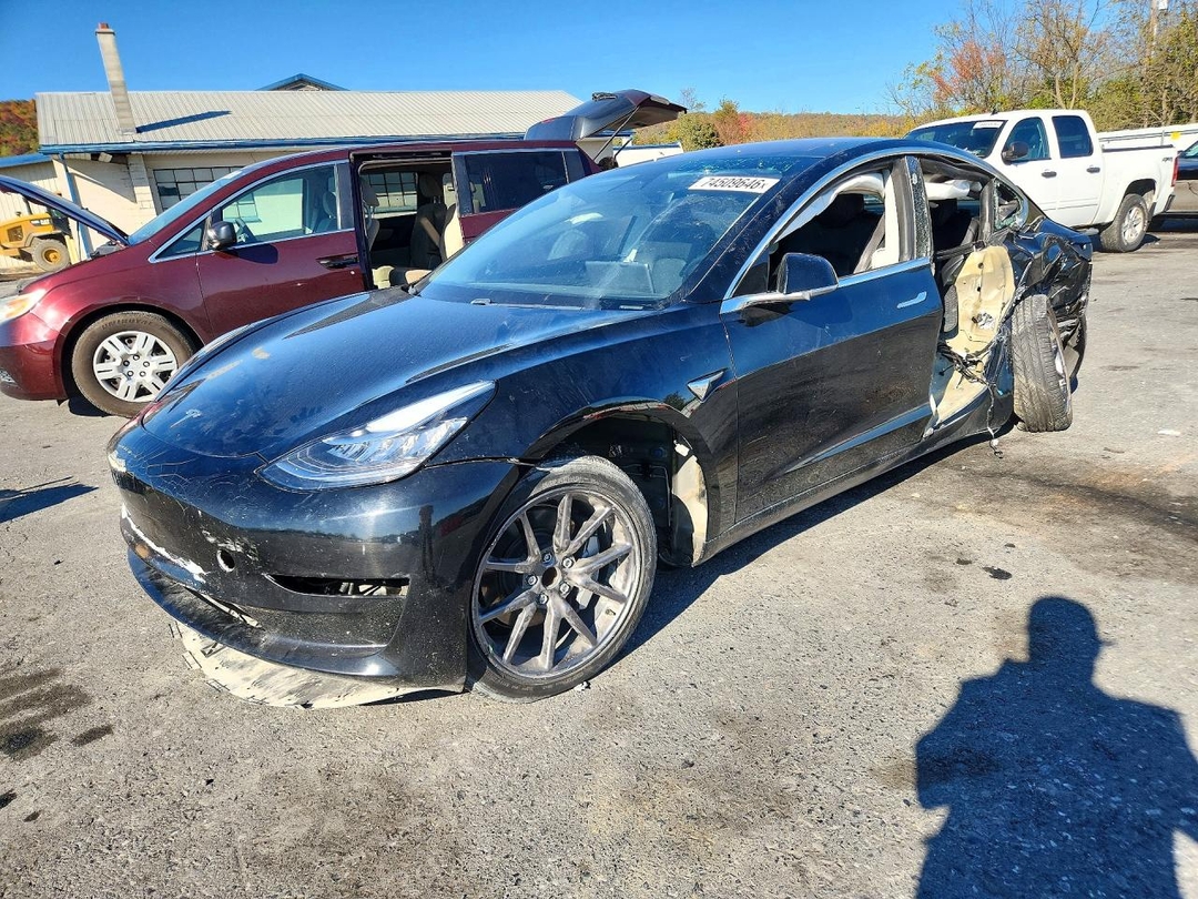 Vue de 2019 TESLA MODEL 3, angle 1