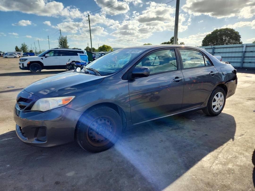 Vista de 2011 TOYOTA COROLLA LE, ángulo 1