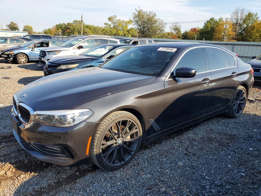 Вид 2018 BMW 530 XI, угол 1