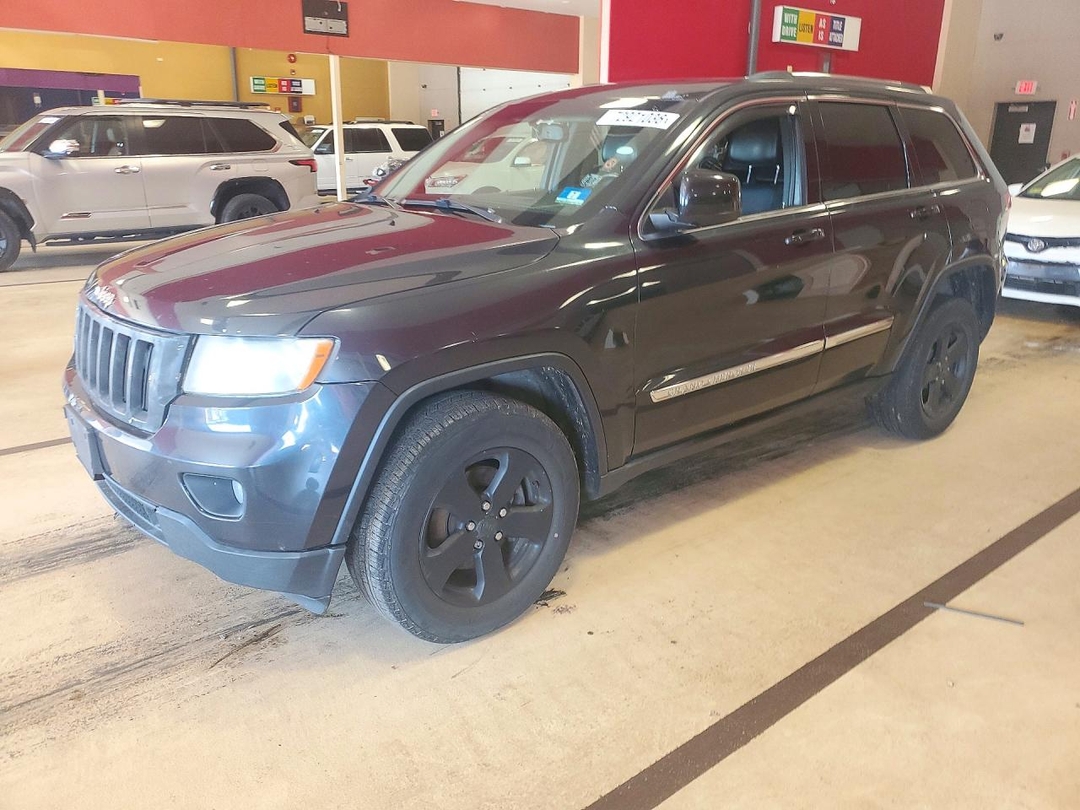 منظر 2013 JEEP GRAND CHEROKEE LAREDO، زاوية 1