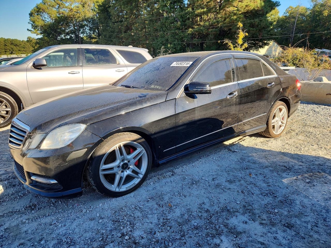 Vue de 2013 MERCEDES-BENZ E 350, angle 1