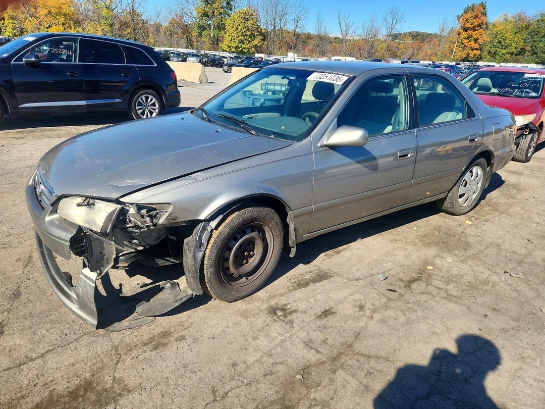 Вид 2000 TOYOTA CAMRY LE, угол 1