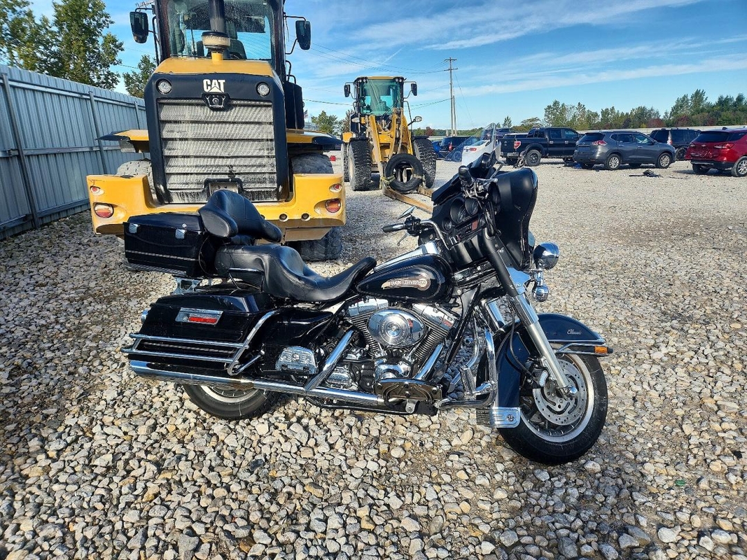Vue de 2005 HARLEY-DAVIDSON FLHTCI, angle 1