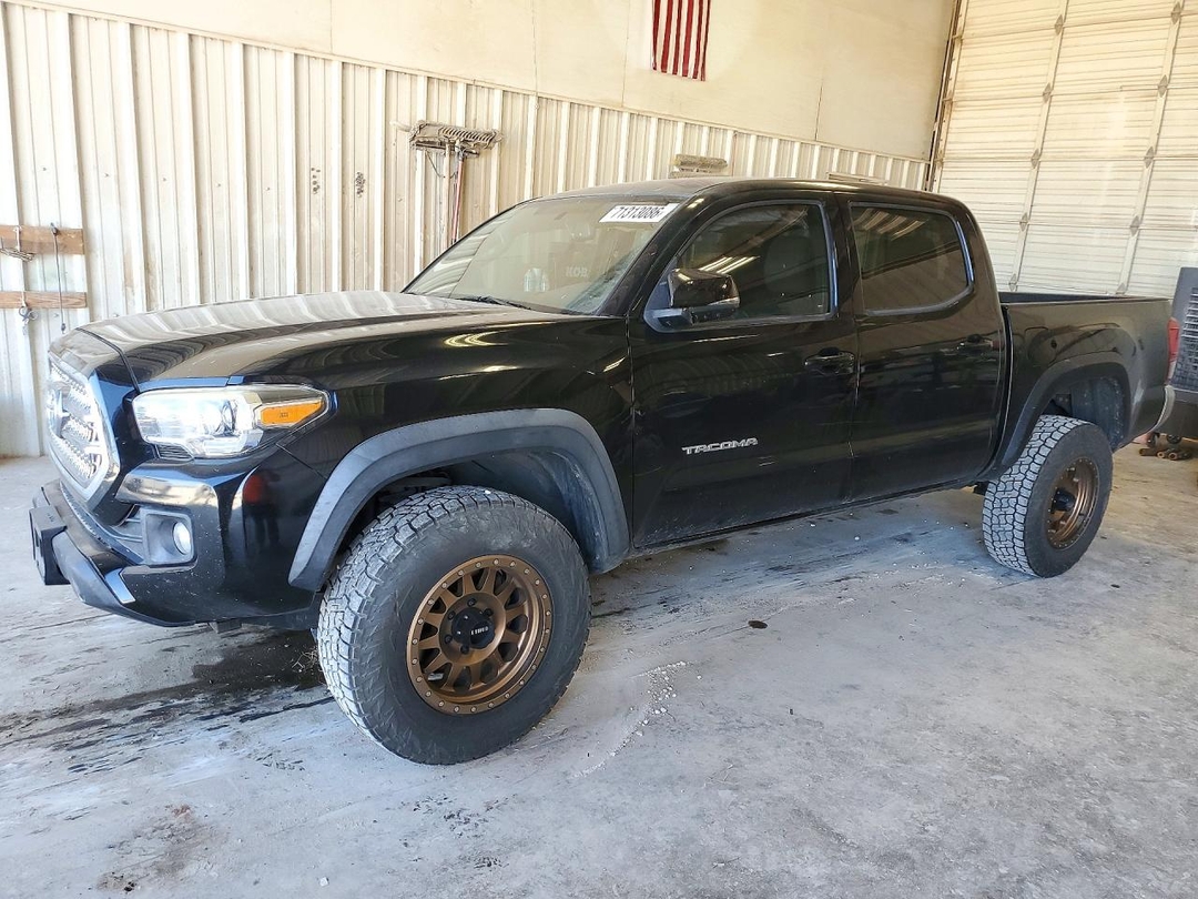 Vue de 2017 TOYOTA TACOMA TRD OFF-ROAD, angle 1