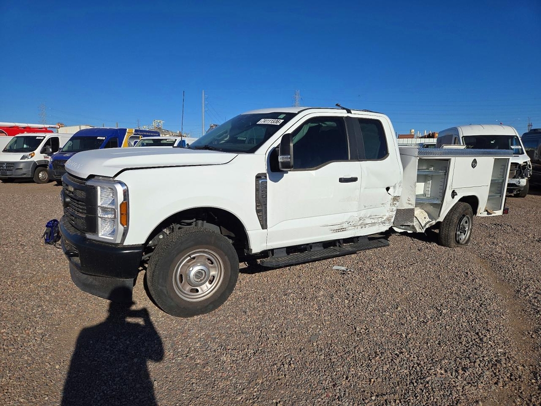 Vue de 2025 FORD F350 SUPER DUTY, angle 1