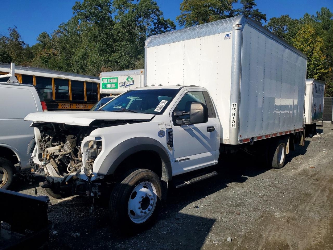 Vue de 2021 FORD F550 SUPER DUTY BOX TRUCK, angle 1