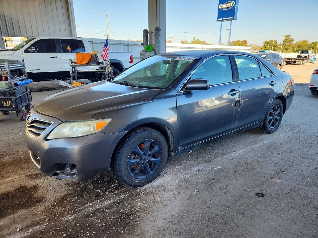 Vedere 2011 TOYOTA CAMRY LE, unghi 1