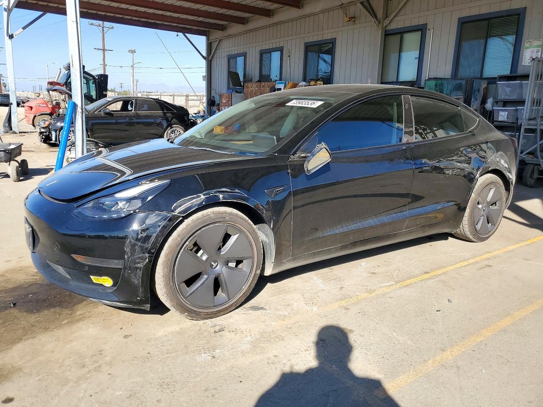 Vue de 2022 TESLA MODEL 3, angle 1