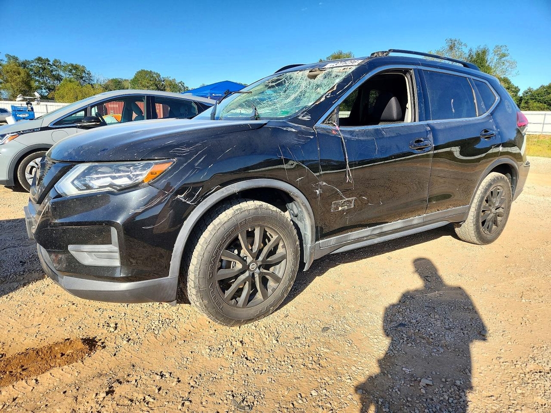 Вид 2017 NISSAN ROGUE SV, угол 1