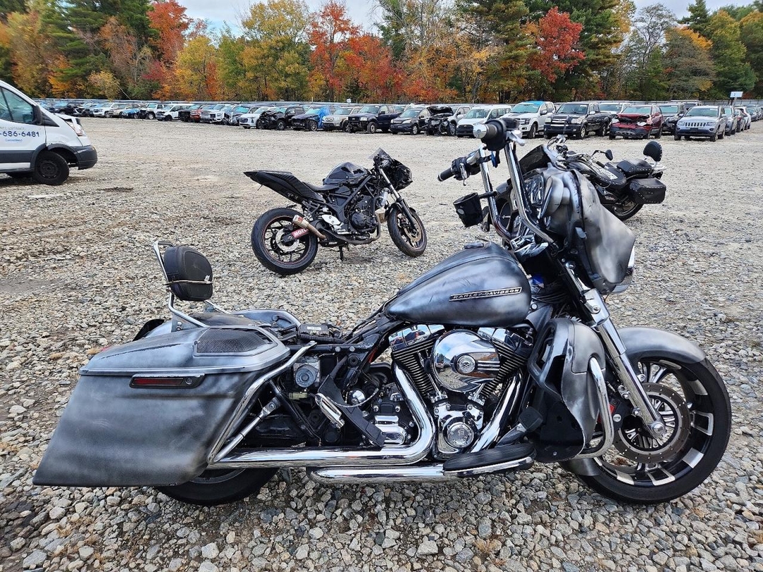 Vista de 2014 HARLEY-DAVIDSON FLHTK ELECTRA GLIDE ULTRA LIMITED, ángulo 1