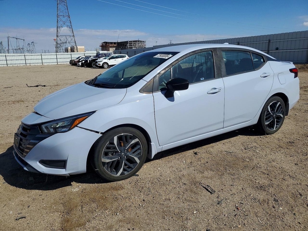 Vue de 2024 NISSAN VERSA SR, angle 1