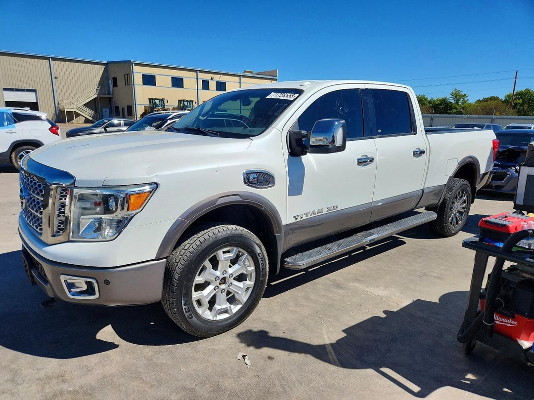 Vista de 2016 NISSAN TITAN XD PLATINUM RESERVE, ángulo 1