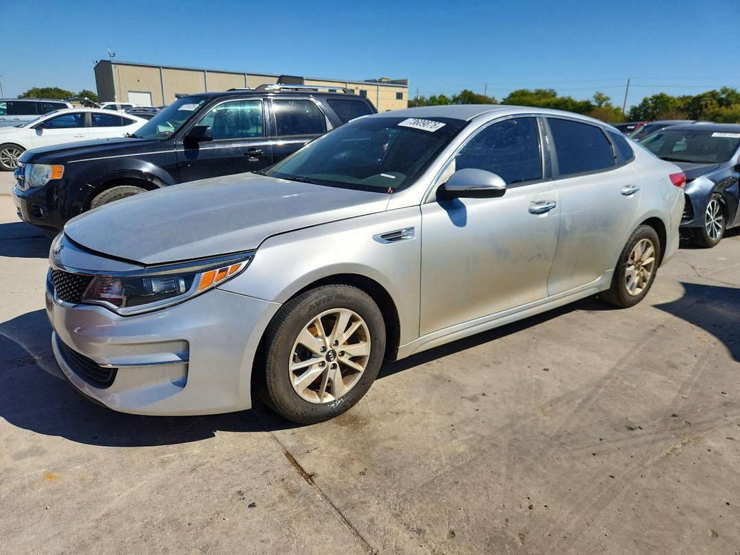 Vue de 2017 KIA OPTIMA LX, angle 1