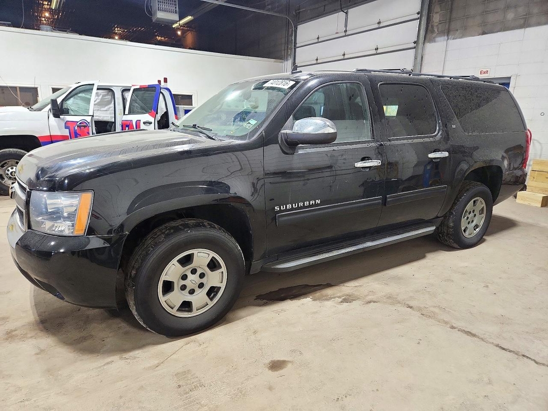 Vue de 2014 CHEVROLET SUBURBAN K1500 LT, angle 1