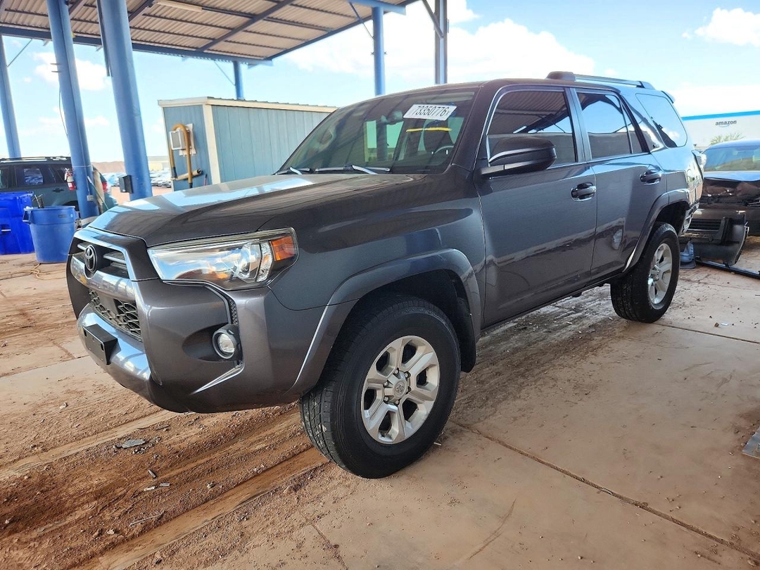 Вид 2021 TOYOTA 4RUNNER SR5, угол 1
