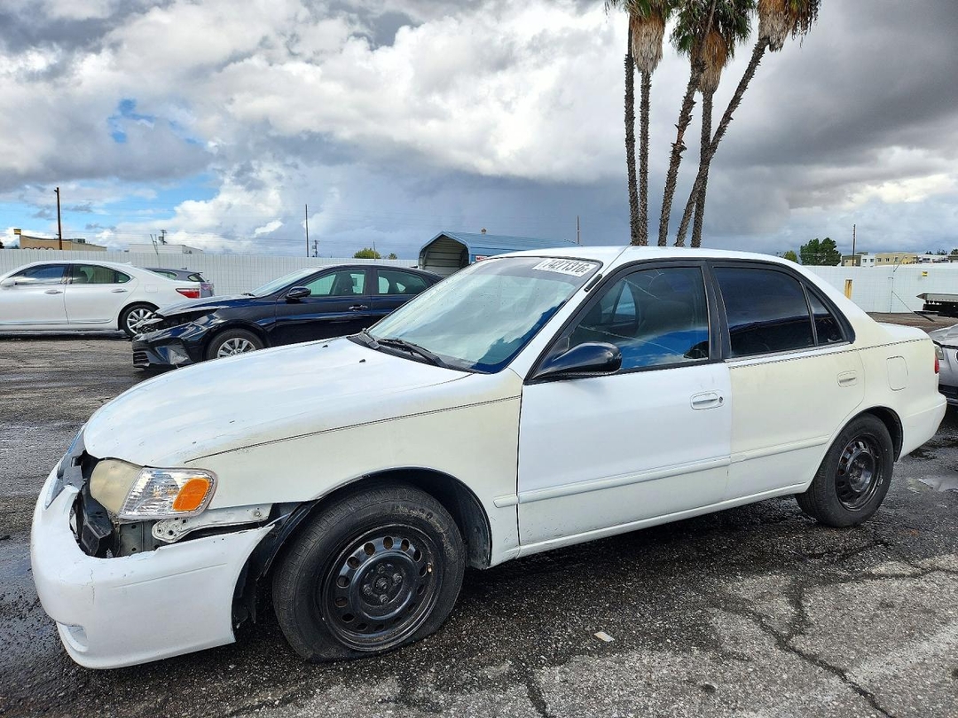 Vue de 2001 TOYOTA COROLLA LE, angle 1