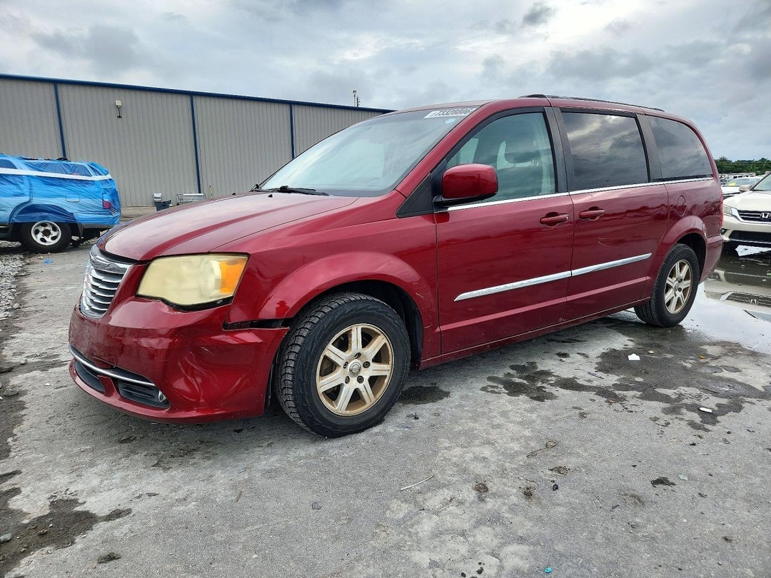 Vue de 2013 CHRYSLER TOWN &amp; COUNTRY TOURING, angle 1