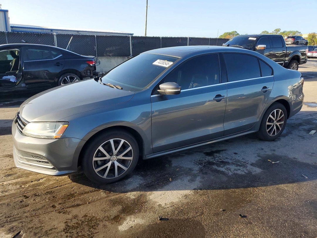 Vista de 2017 VOLKSWAGEN JETTA SE, ángulo 1