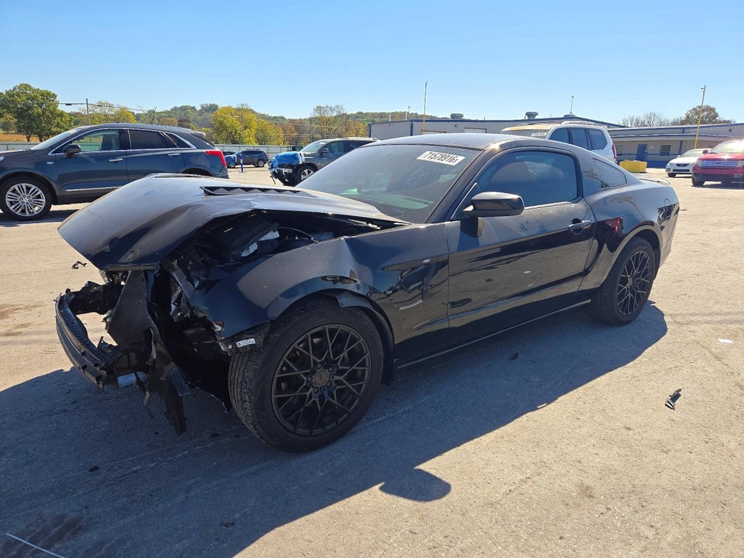 Vue de 2013 FORD MUSTANG, angle 1
