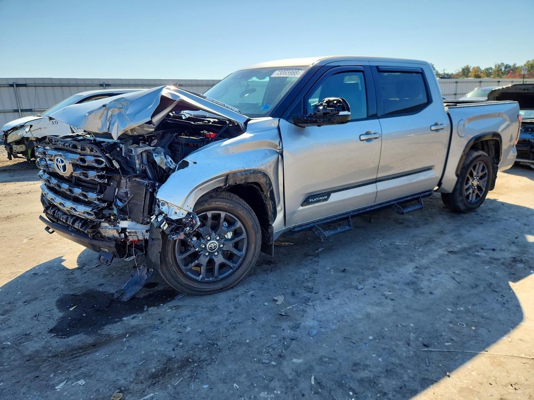 Vue de 2023 TOYOTA TUNDRA PLATINUM HV, angle 1