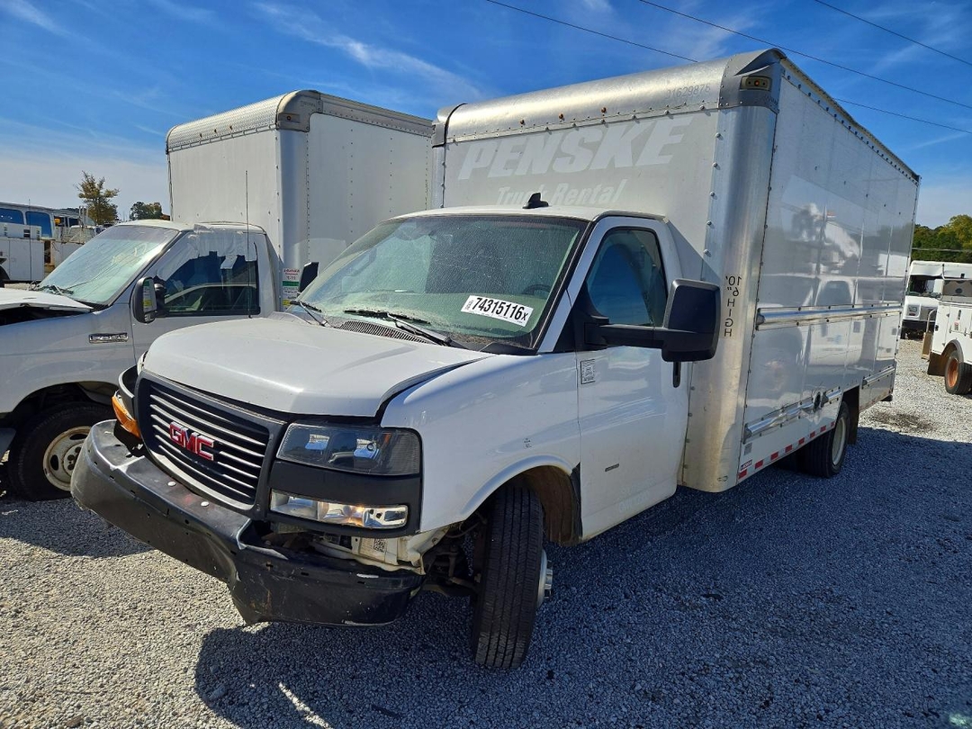 منظر 2023 GMC SAVANA BOX TRUCK، زاوية 1