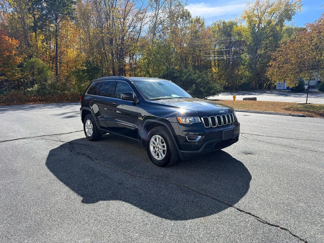 Vue de 2018 JEEP GRAND CHEROKEE LAREDO, angle 1