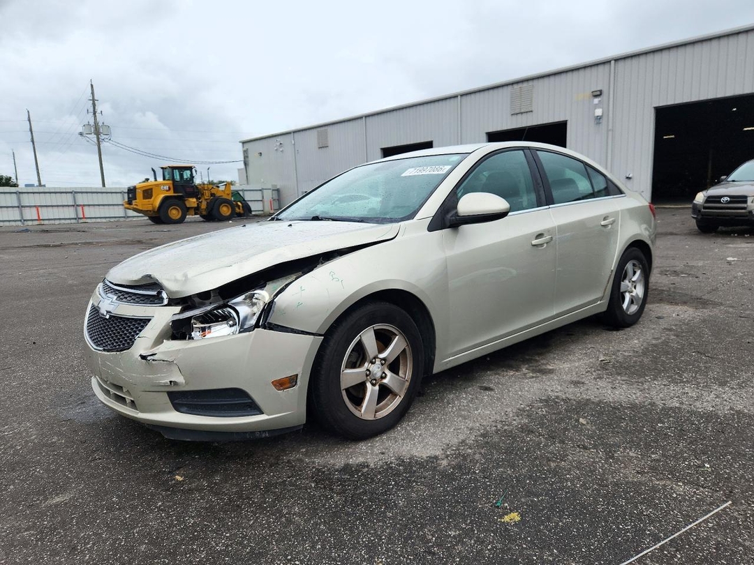 منظر 2014 CHEVROLET CRUZE LT، زاوية 1
