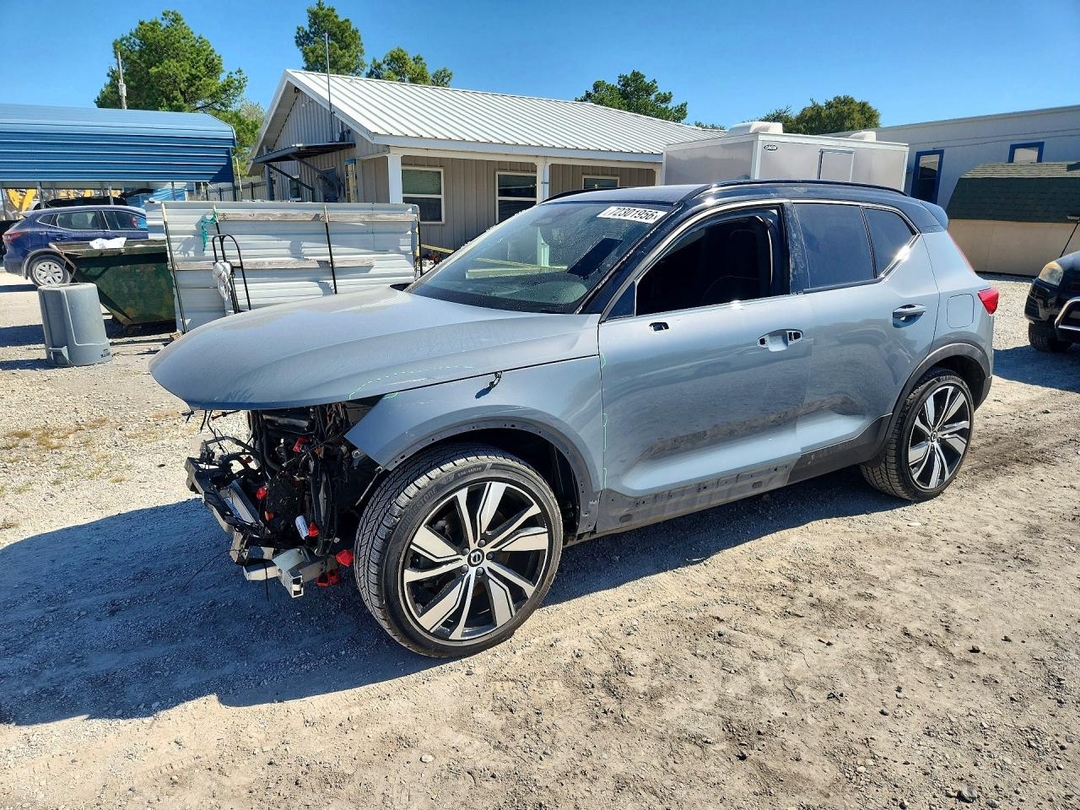 Vue de 2021 VOLVO XC40 RECHARGE, angle 1