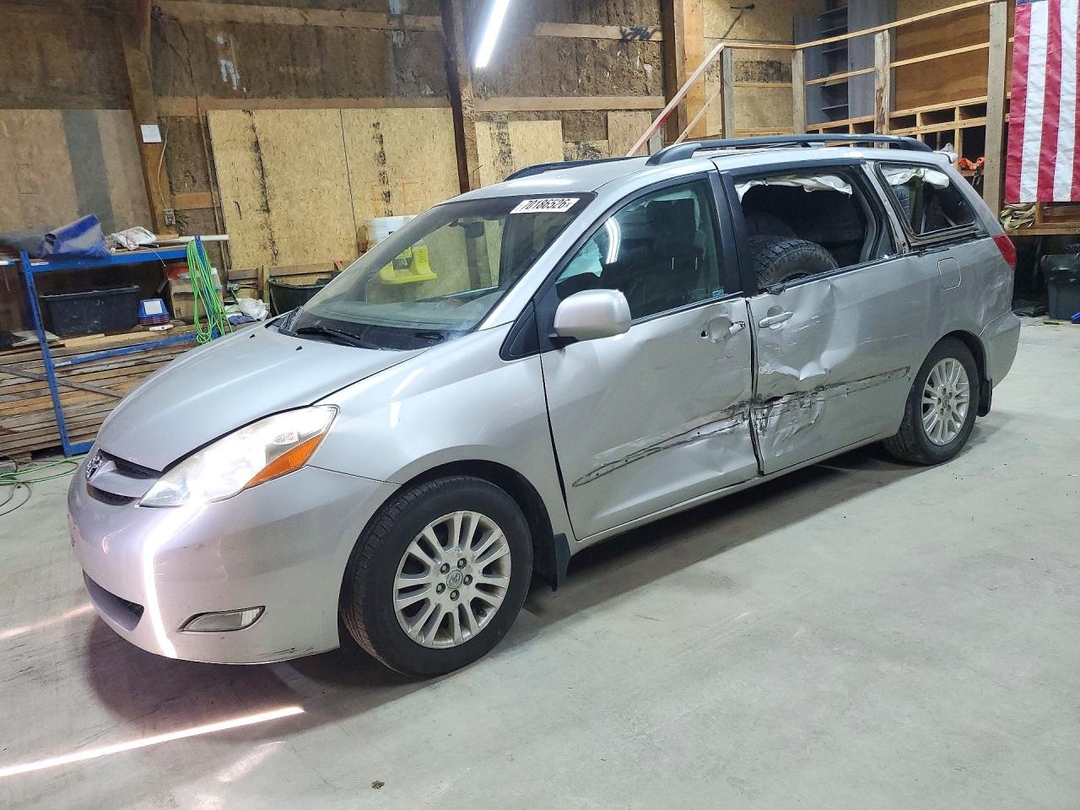 Vista de 2010 TOYOTA SIENNA XLE, ángulo 1
