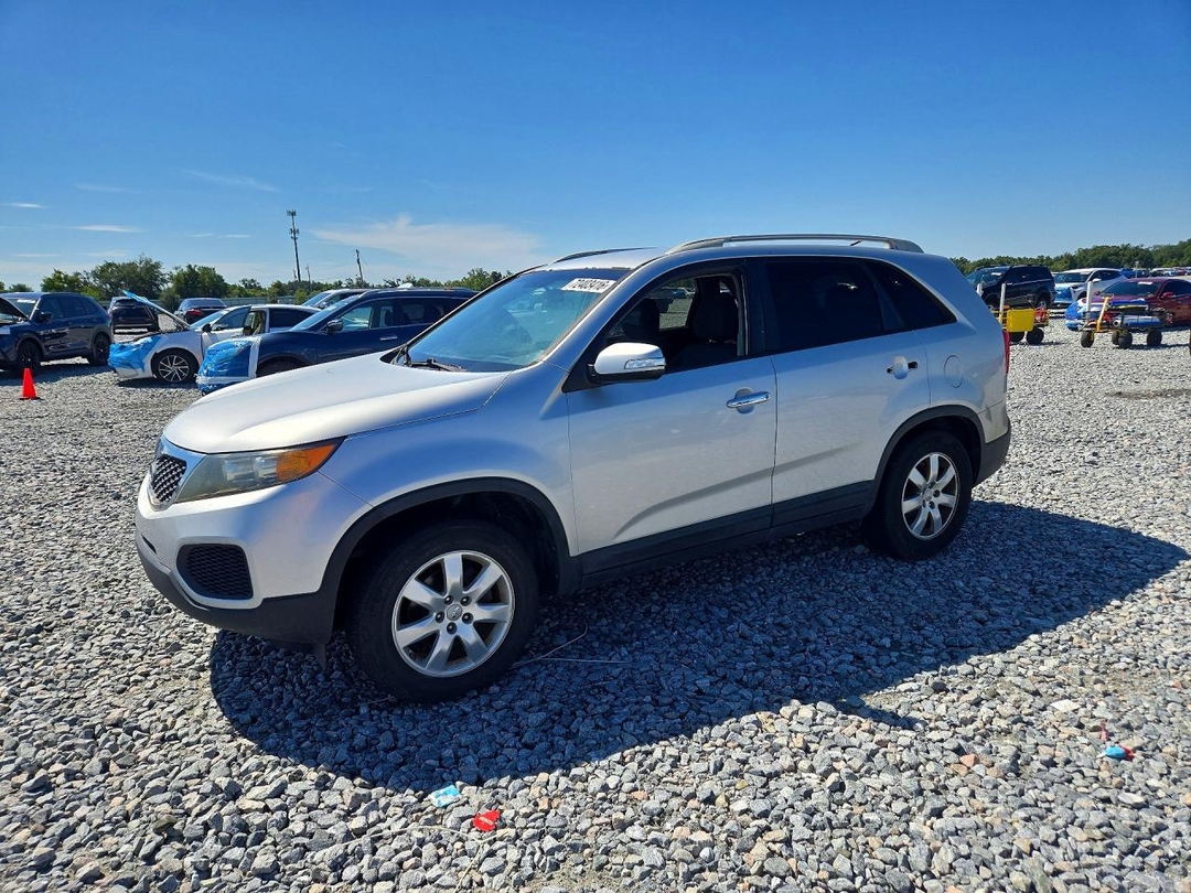 Vue de 2013 KIA SORENTO LX, angle 1