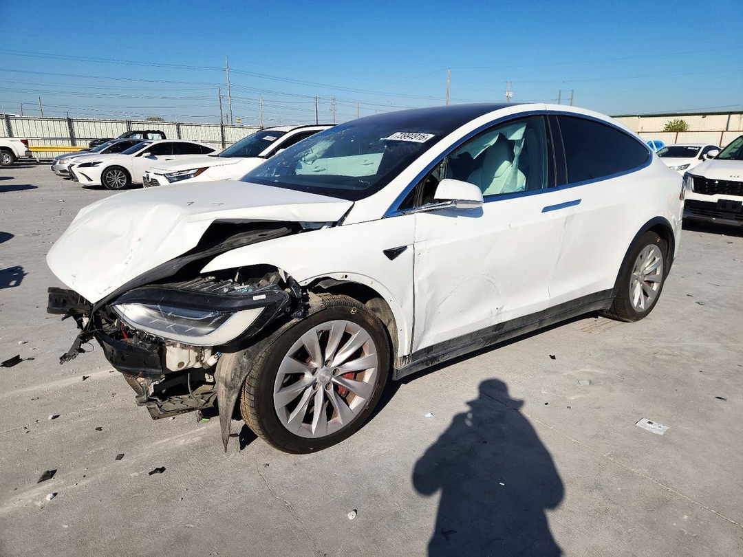 Vue de 2016 TESLA MODEL X, angle 1