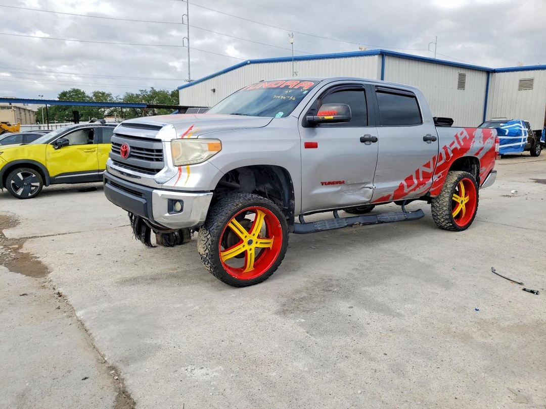 منظر 2014 TOYOTA TUNDRA CREWMAX SR5، زاوية 1