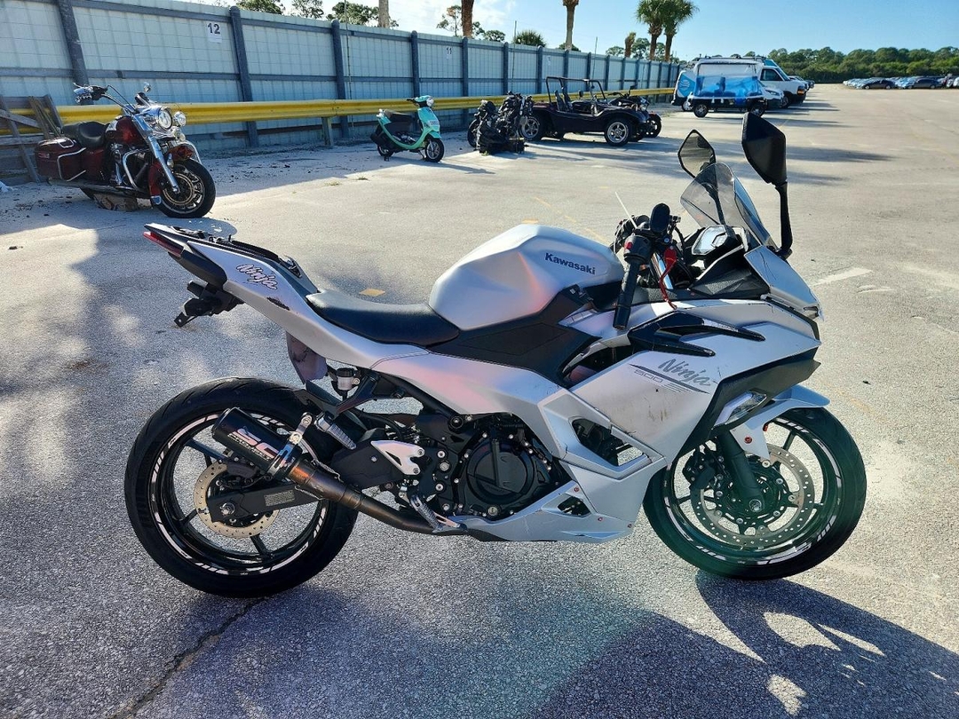 Vista de 2025 KAWASAKI EX500, ángulo 1