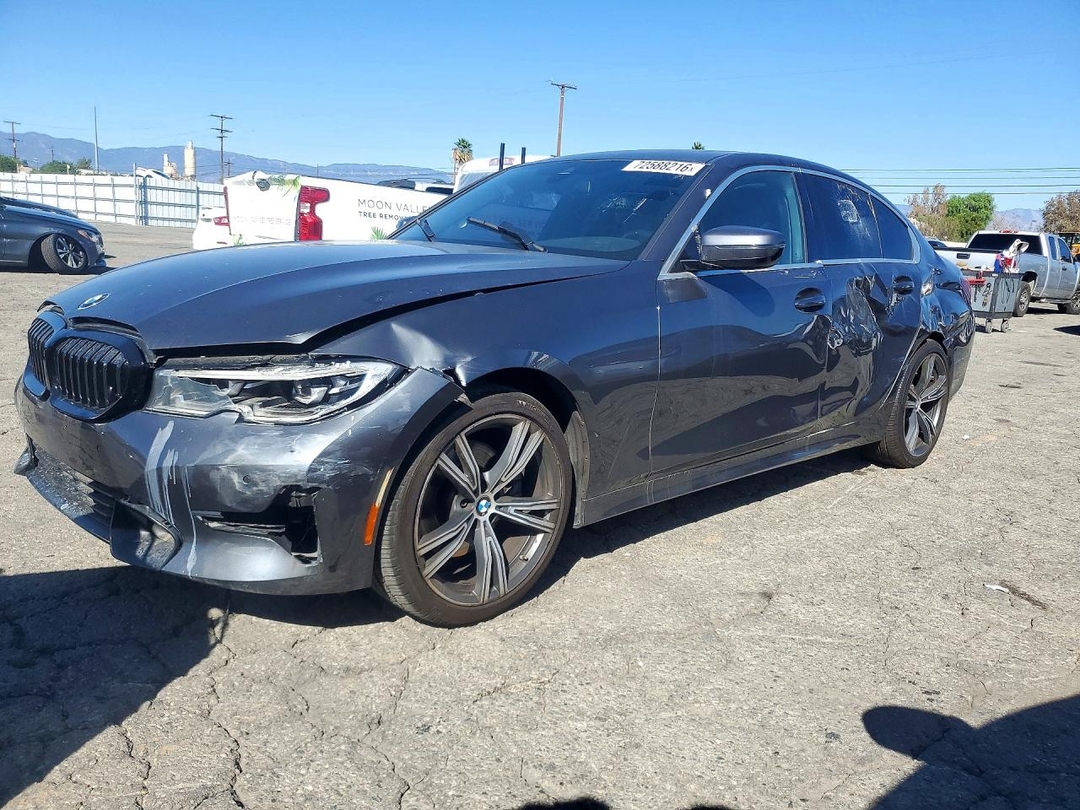 Vue de 2021 BMW 330I, angle 1