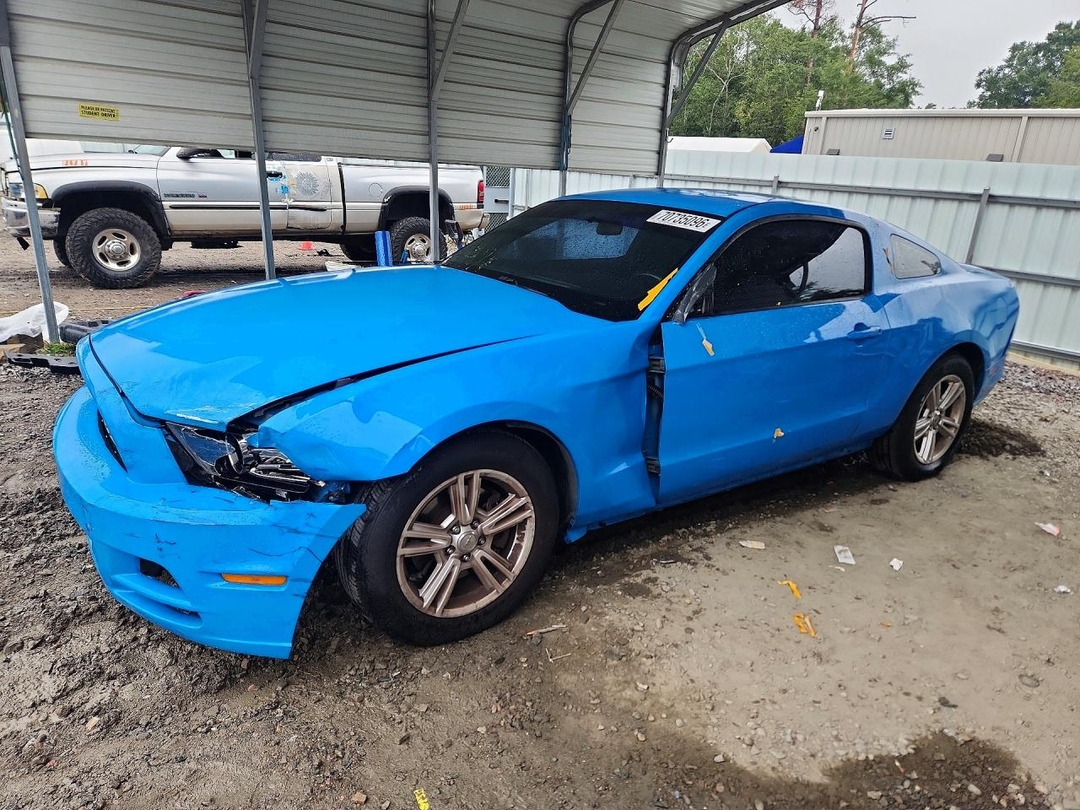 Vue de 2013 FORD MUSTANG, angle 1