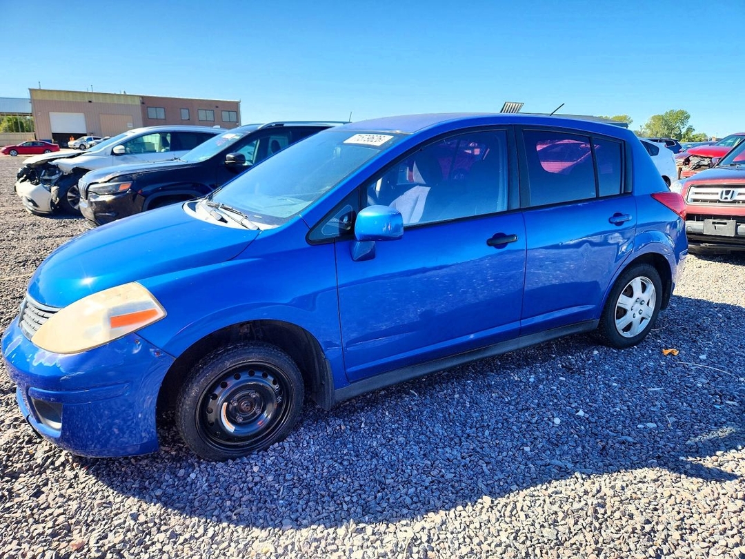 Вид 2007 NISSAN VERSA 1.8 S, угол 1