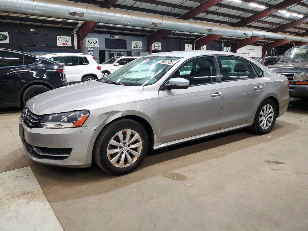 Vista de 2013 VOLKSWAGEN PASSAT S, ángulo 1