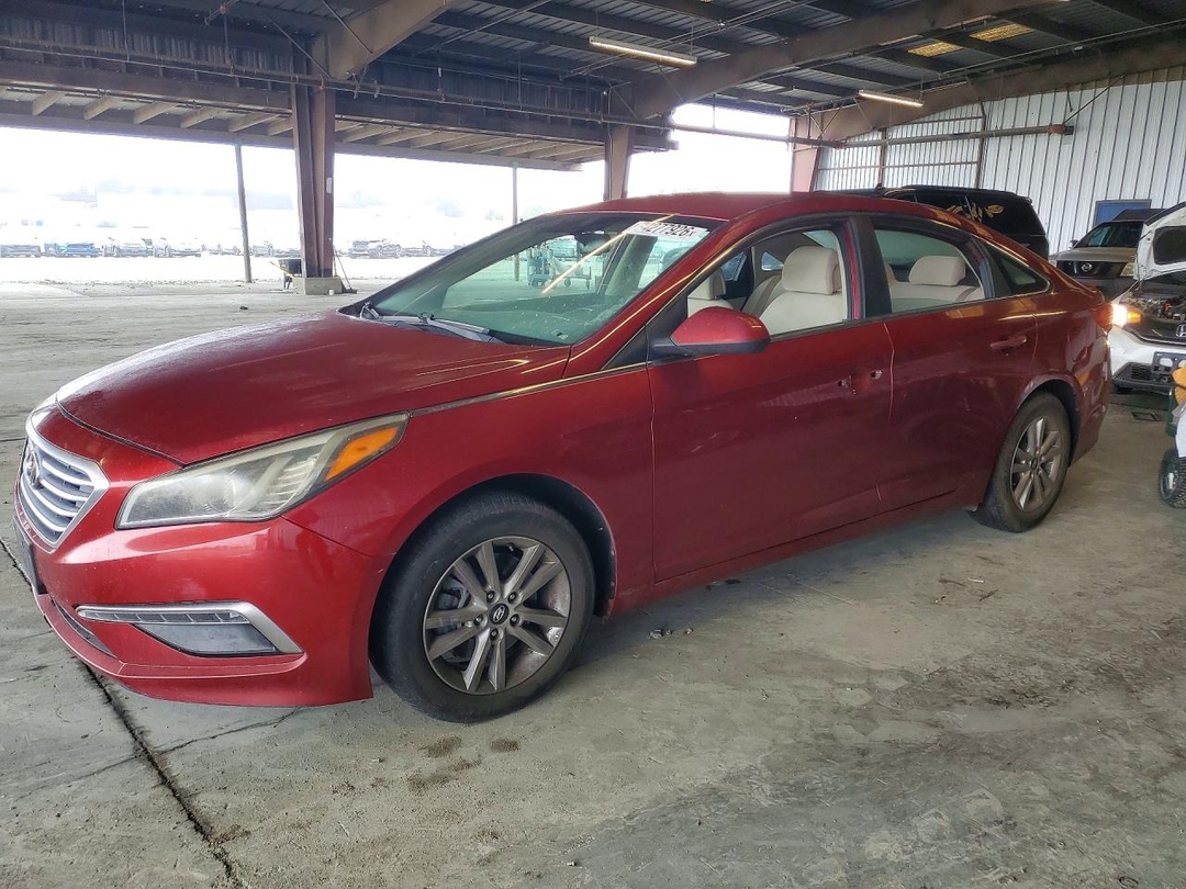 Vue de 2015 HYUNDAI SONATA SE, angle 1