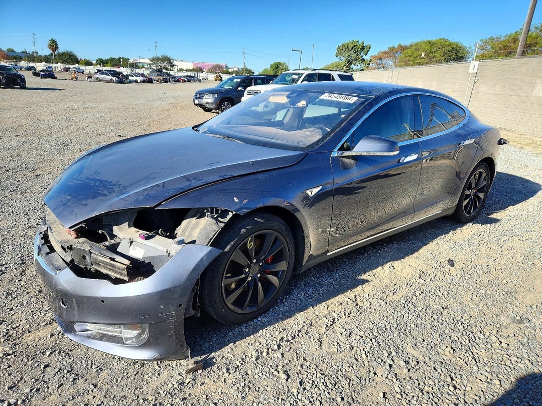 Vue de 2015 TESLA MODEL S 60, angle 1