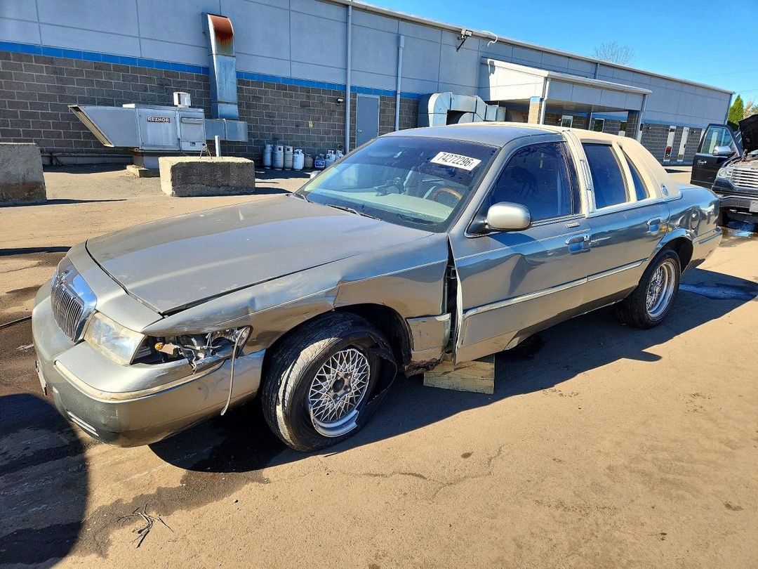 Vista de 2001 MERCURY GRAND MARQUIS LS, ángulo 1