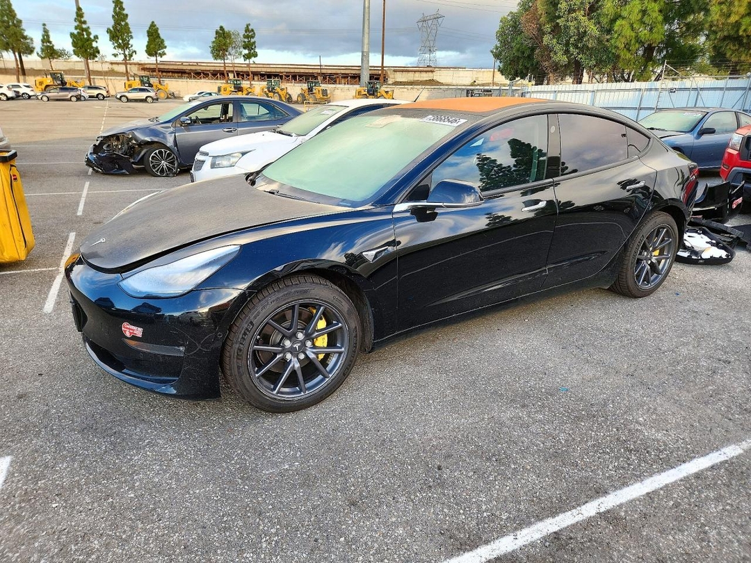 Vue de 2018 TESLA MODEL 3, angle 1