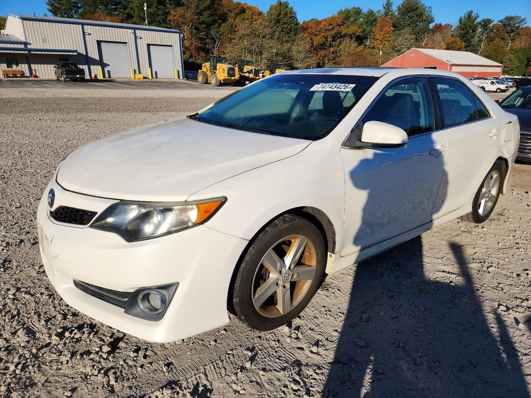 2014 TOYOTA CAMRY SE view, angle 1