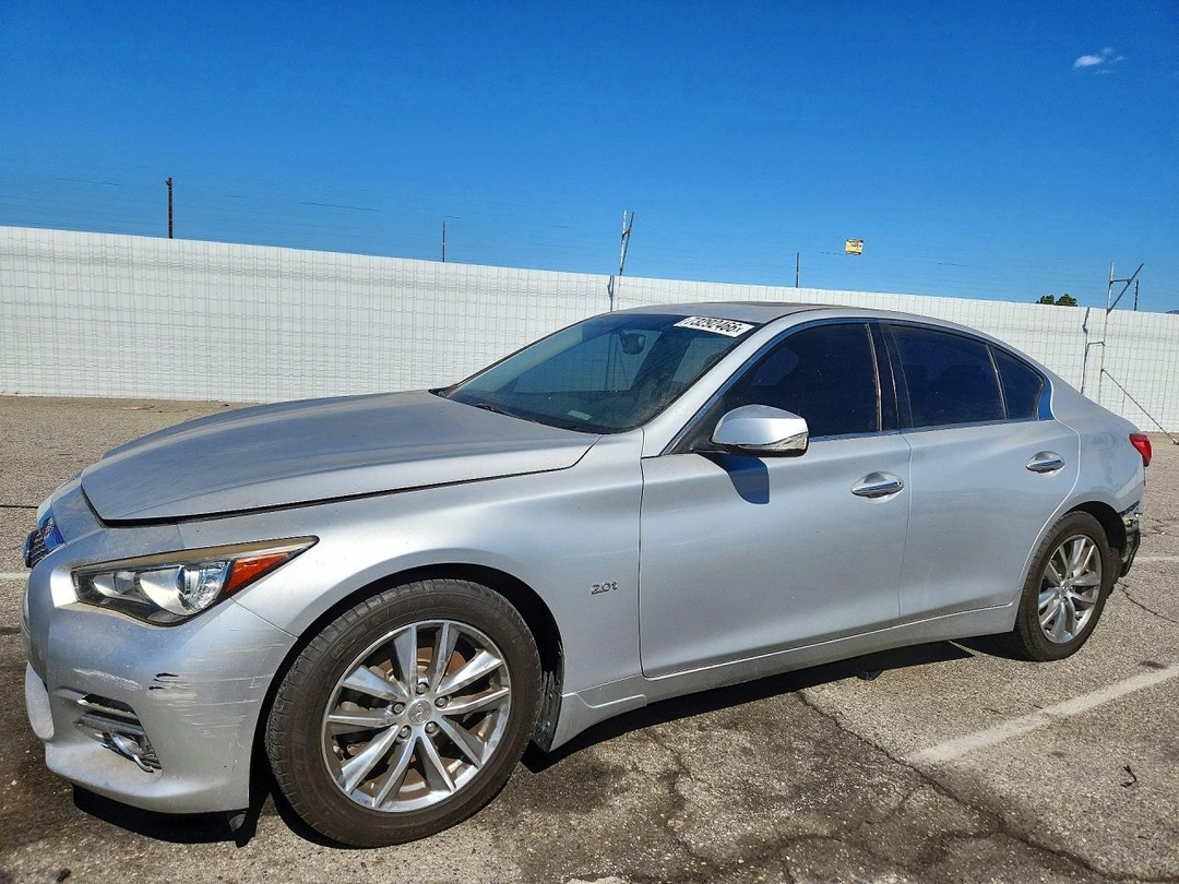 Vue de 2016 INFINITI Q50 2.0T PREMIUM, angle 1