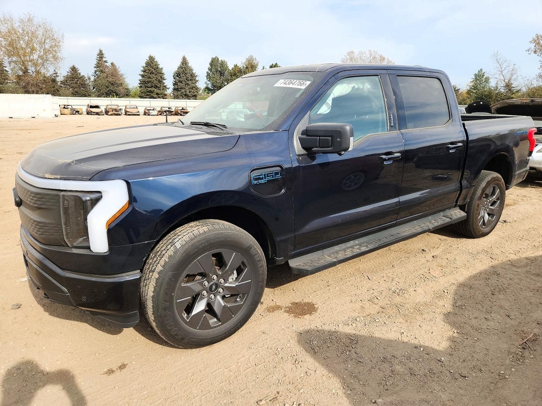Вид 2024 FORD F150 LIGHTNING XLT, угол 1