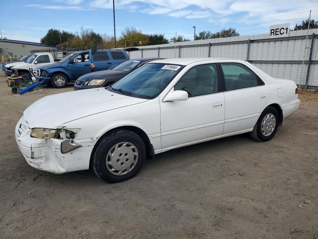 Vue de 1998 TOYOTA CAMRY LE, angle 1